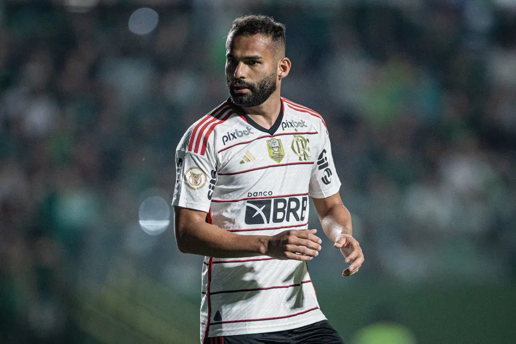 Volante na partida entre Goiás x Flamengo. Foto: Isabela Azine/AGIF