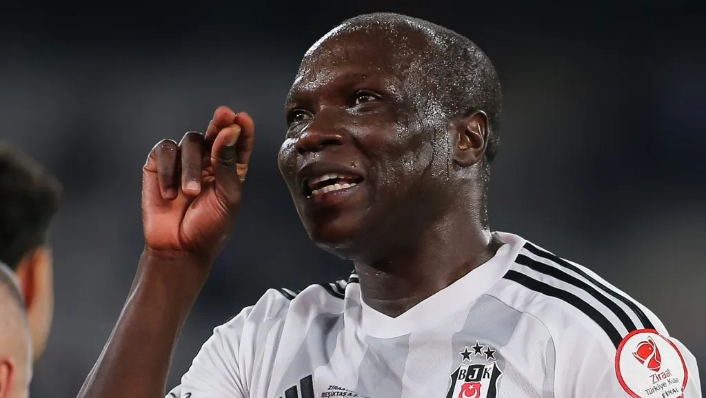 Aboubakar, atuando como atacante do Besiktas, no campeonato turco, camaronês despertou interesse no Tricolor – (Foto: Ahmad Mora/Getty Images)