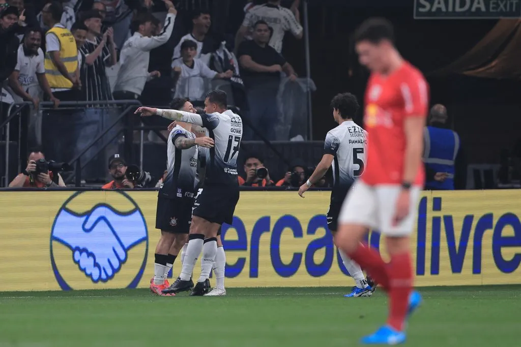 Garro jogador do Corinthians comemora seu gol durante partida contra o Bragantino no estádio Arena Corinthians pelo campeonato Copa Sul-Americana 2024. Foto: Ettore Chiereguini/AGIF