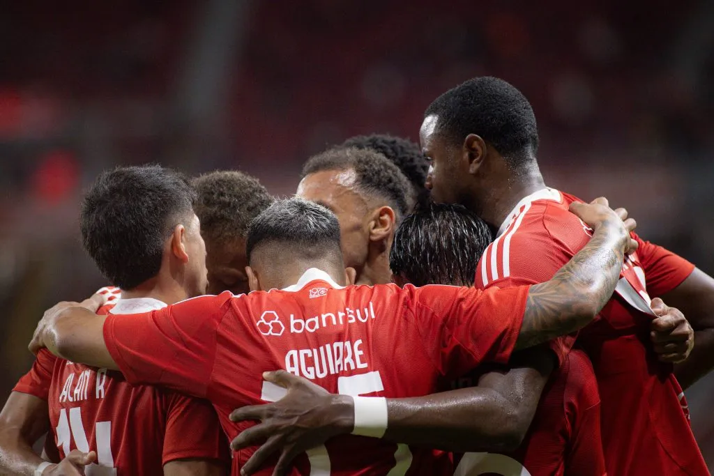 Alan Patrick, jogador do Internacional comemora seu gol com jogadores do seu time durante partida contra o Fortaleza no estadio Beira-Rio pelo campeonato Brasileiro A 2025. Foto: Maxi Franzoi/AGIF