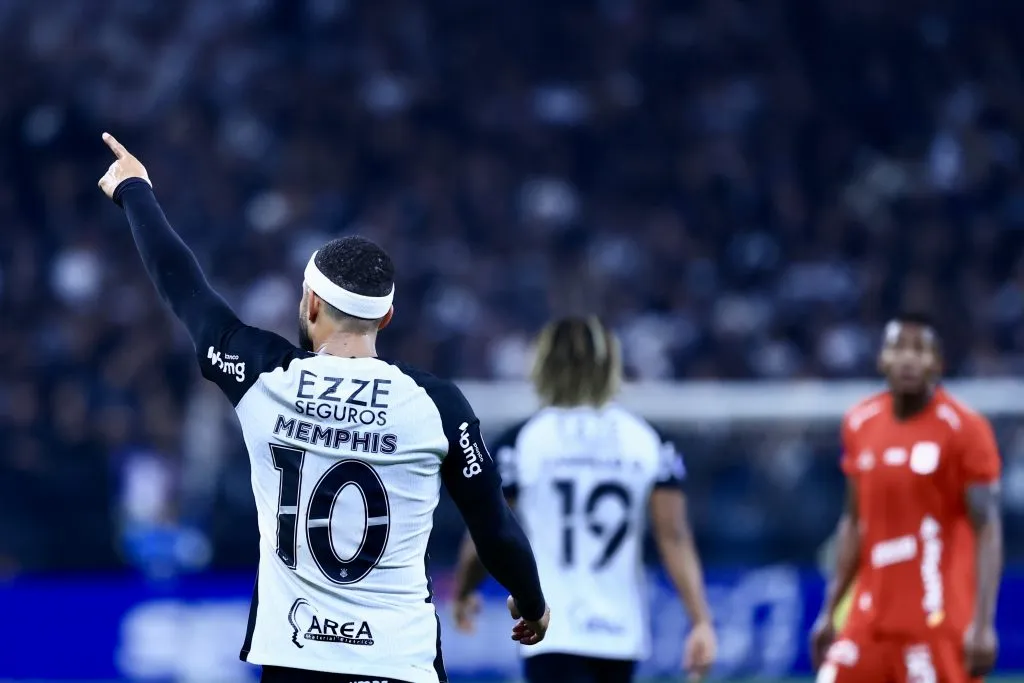 Memphis Depay acena para a Fiel em jogo que Corinthians ganhou em Itaquera – Foto: Marcello Zambrana/AGIF