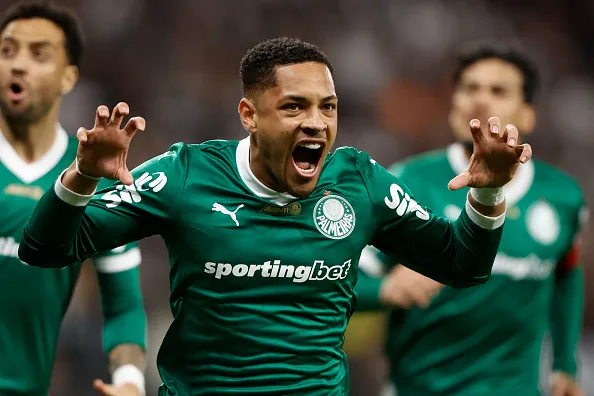 Vitor Roque, do Palmeiras comemora seu gol de pênalti contra o Corinthians no Brasileirão 2025, na  Neo Quimica Arena. Foto: Miguel Schincariol/Getty Images