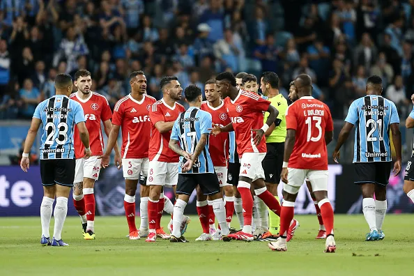 Jogadores do Grêmio em clima de rivalidade em campo durante clássico GreNal na Arena do Grêmio. Foto: Pedro H. Tesch/Getty Images