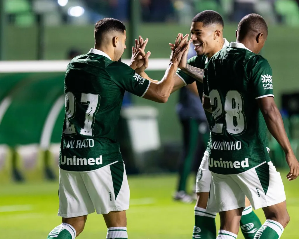 Wellington Rato, jogador do Goias comemora seu gol durante partida contra o Botafogo-SP no estadio Serrinha pelo campeonato Brasileiro B 2025. Foto: Heber Gomes/AGIF