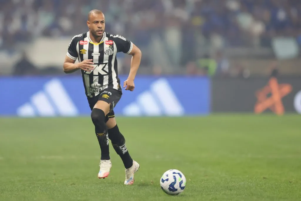 MG – BELO HORIZONTE – 10/08/2025 – BRASILEIRO A 2025, CRUZEIRO X SANTOS – Mayke jogador do Santos durante partida contra o Cruzeiro no estadio Mineirao pelo campeonato Brasileiro A 2025. Foto: Gilson Lobo/AGIF