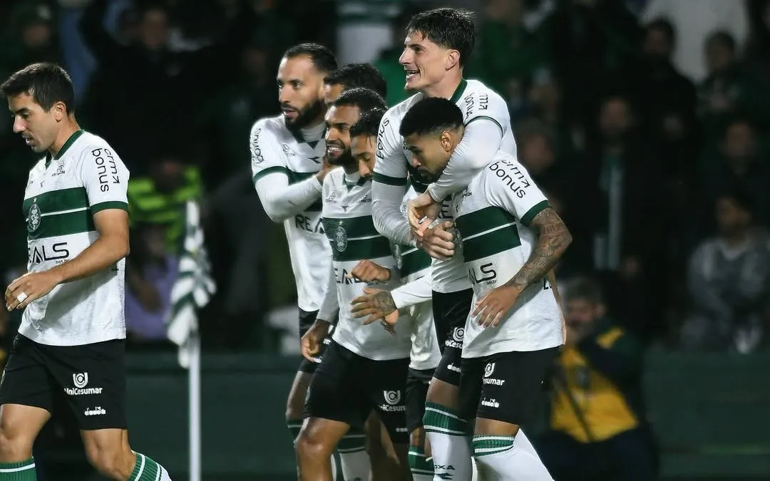 Jogadores do Coritiba comemoram a goleada de 4 a 0 sobre a Ferroviária na Série B 2025, Couto Pereira. Foto: Gustavo Oliveira | Coritiba