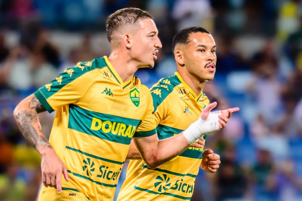 Alisson Safira, jogador do Cuiaba comemora seu gol com Juan Christian jogador da sua equipe durante partida contra o CRB no estadio Arena Pantanal pelo campeonato Brasileiro B 2025. Foto: Francisco Alves/AGIF