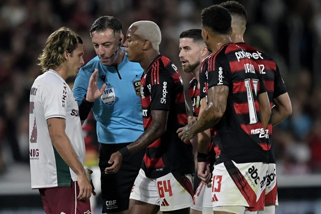 Wallace Yan, jogador do Flamengo disputa lance com Canobbio jogador do Fluminense durante partida no estadio Maracana pelo campeonato Brasileiro A 2025. Foto: Alexandre Loureiro/AGIF