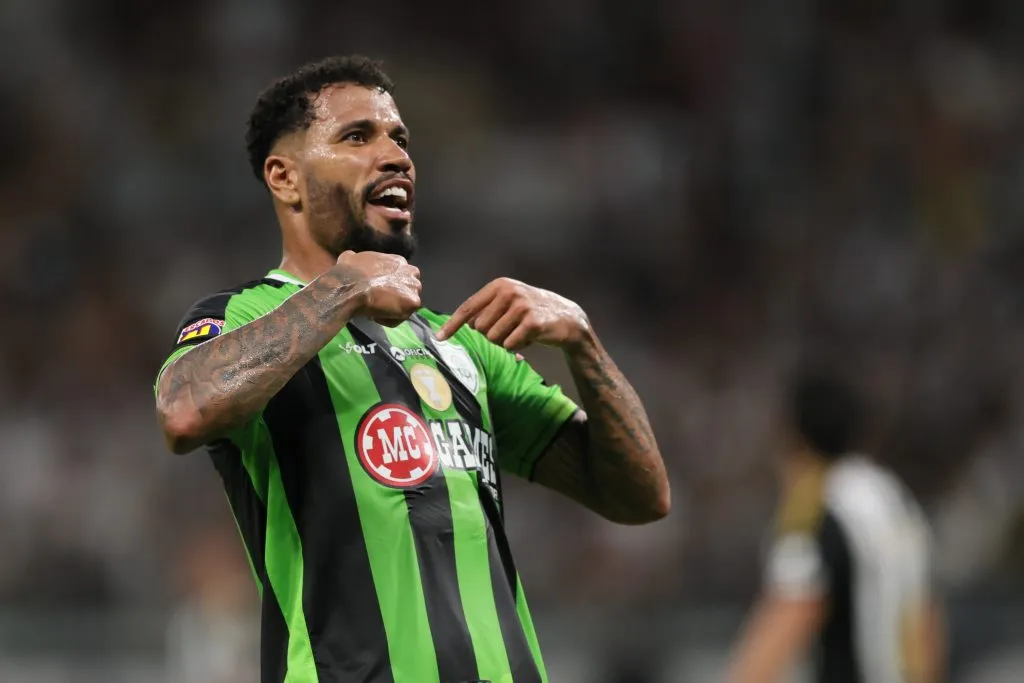 Jonathas jogador, do America-MG comemora seu gol durante partida contra o Atletico-MG no estadio Mineirao pelo campeonato Mineiro 2025. Foto: Gilsn Lobo/AGIF