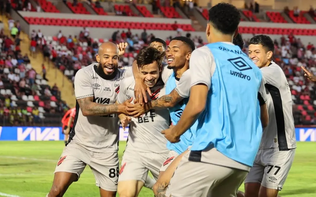 Jogadores do Furacão comemoram os três pontos conquistados contra o Botafogo-PB, em Ribeirão Preto pela Série B. Foto: José Tramontin/athletico.com.br