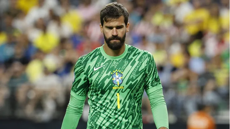 Torcida criticou Alisson por não defender cobranças de pênalti (Photo by Kevork Djansezian)