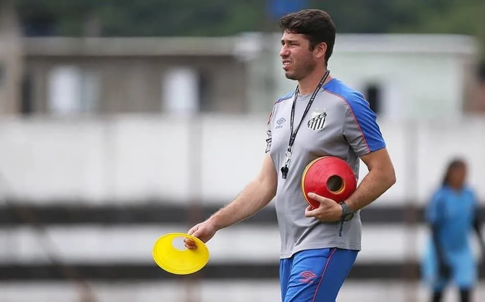 Auxiliar atuando no Santos. Foto: Pedro Ernesto Guerra Azevedo/Santos FC