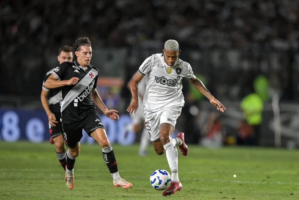Danilo jogador do Botafogo durante partida contra o Vasco – Foto: Thiago Ribeiro/AGIF
