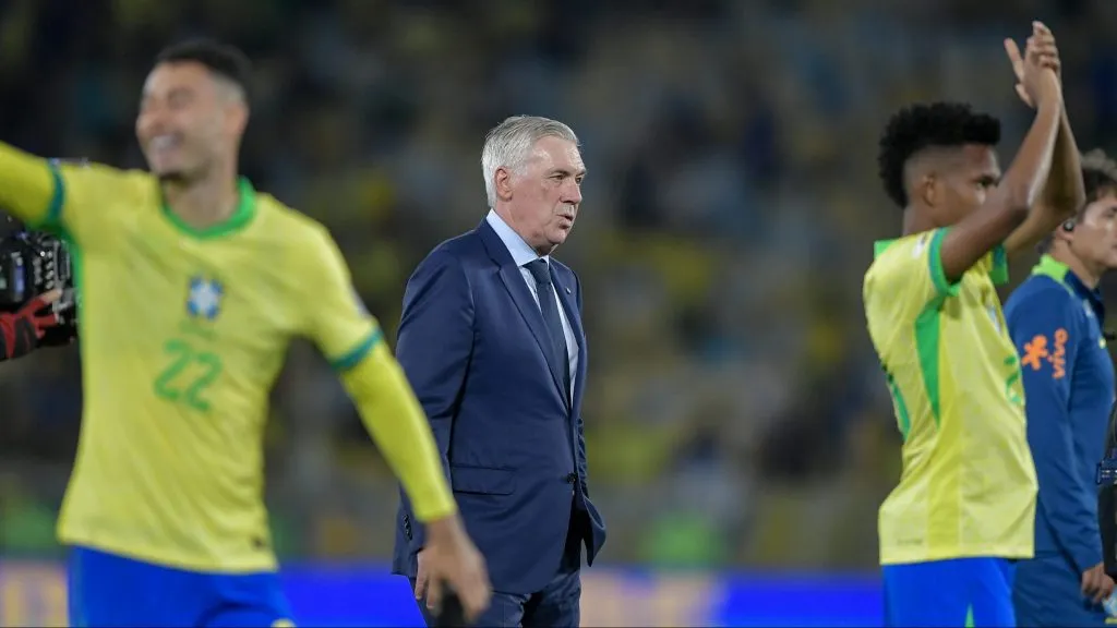 Ancelotti durante partida. Foto: Thiago Ribeiro/AGIF