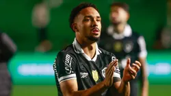 Botafogo tem preocupação sobre Vitinho visando o clássico