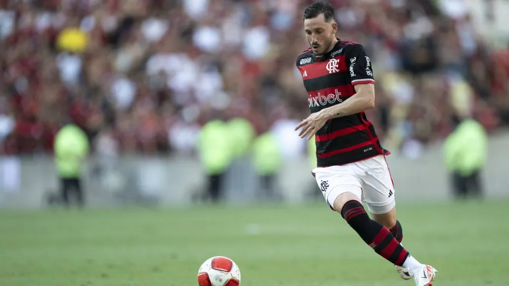 Matías Viña vem buscando seu espaço entre os titulares do Flamengo – Foto: Jorge Rodrigues/AGIF