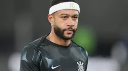 Memphis Depay durante partida entre Botafogo e Corinthians, no Estádio Nilton Santos, pelo Brasileirão.
