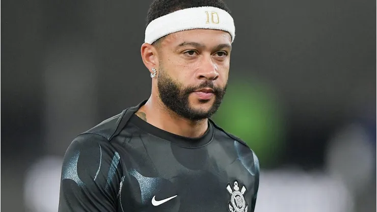 Memphis Depay durante partida entre Botafogo e Corinthians, no Estádio Nilton Santos, pelo Brasileirão.