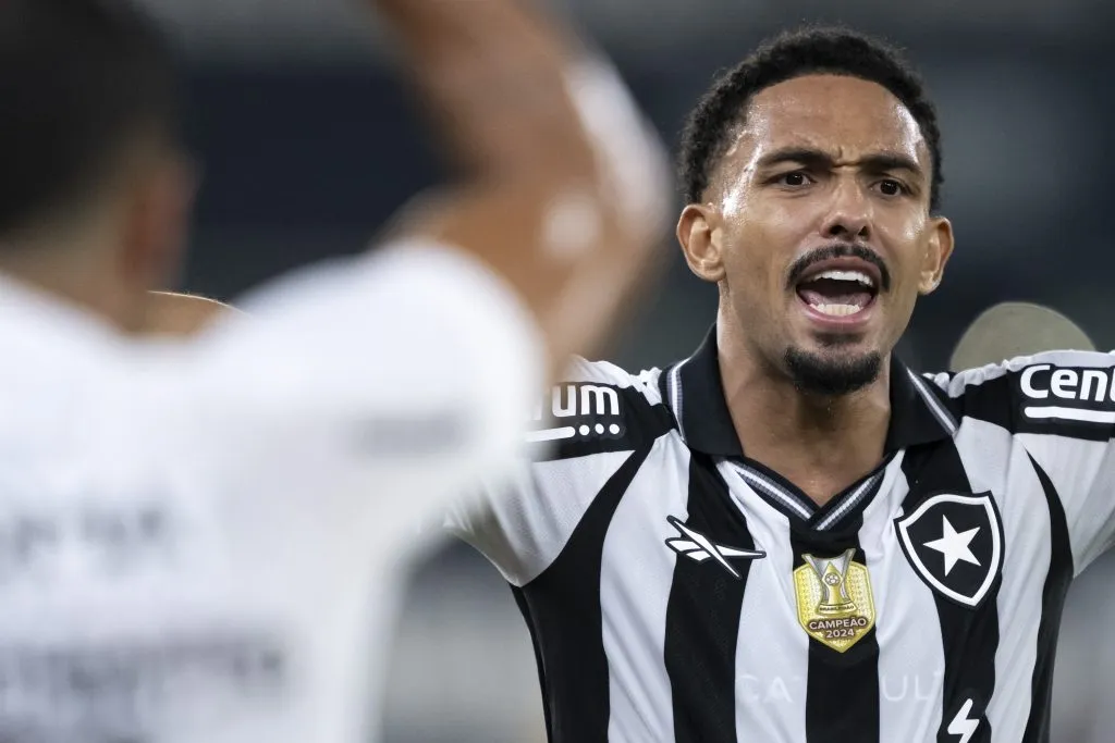 Vitinho jogador do Botafogo reclama com a arbitragem durante partida contra o Ceara no estadio Engenhao pelo campeonato Brasileiro A 2025. Foto: Jorge Rodrigues/AGIF