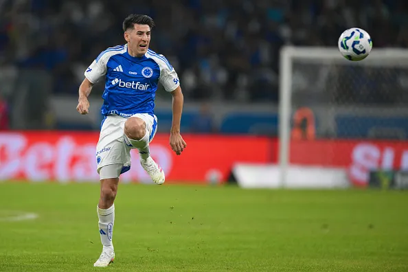 Lucas Villalba, do Cruzeiro durante partida contra o Atlético Mineiro no Mineirão. Foto. Pedro Vilela/Getty Images