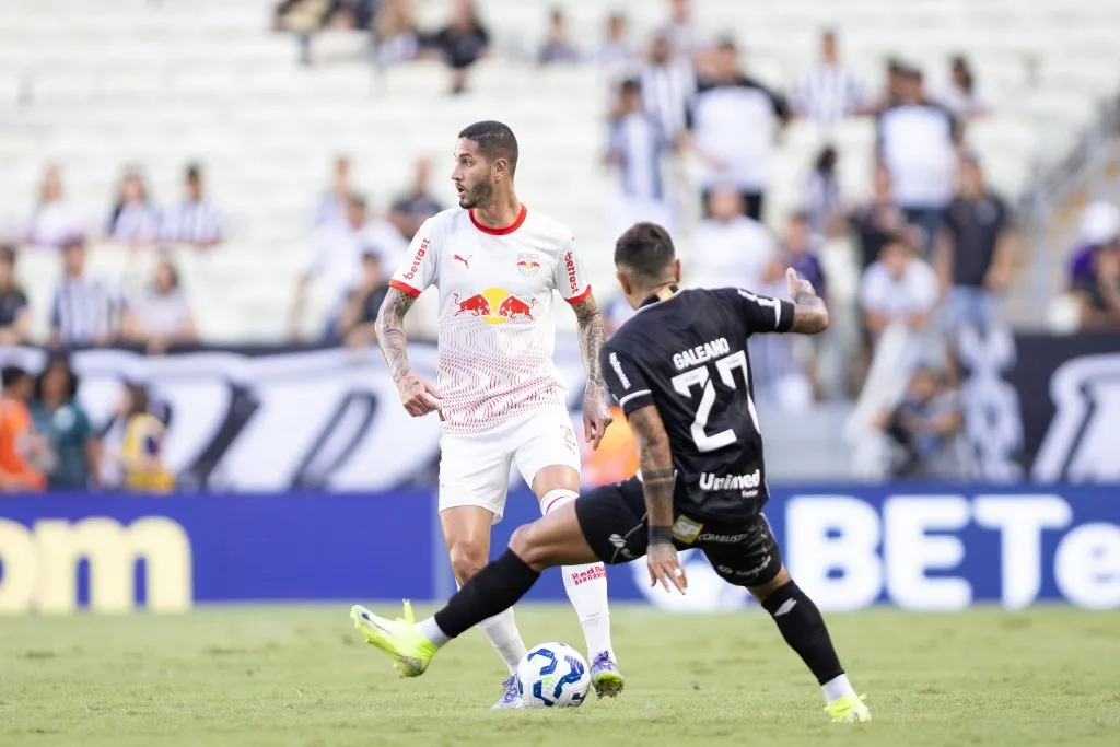 Praxedes, jogador do Bragantino durante partida contra o Ceara no estadio Arena Castelao pelo campeonato Brasileiro A 2025. Foto: Baggio Rodrigues/AGIF