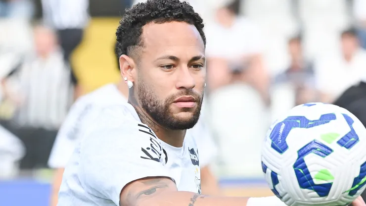 Neymar em ação pelo Santos em 2025. Foto: Jota Erre/AGIF.