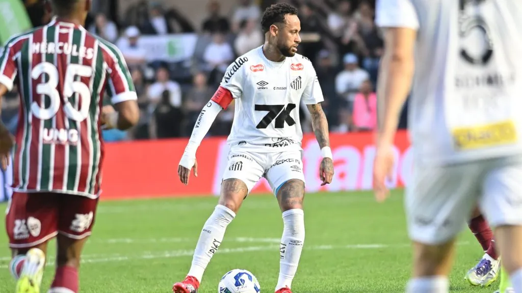 Neymar em campo pelo Santos contra o Fluminense – Foto: Jota Erre/AGIF