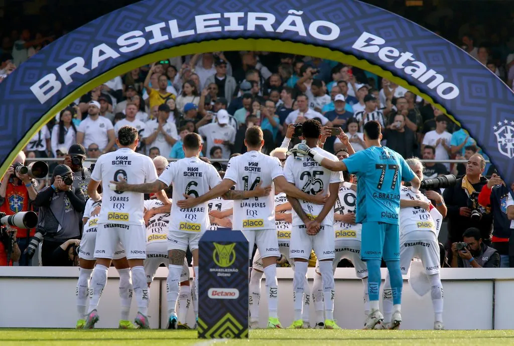 Jogadores do Santos posam para foto antes na partida contra Vasco no estadio Morumbi pelo campeonato Brasileiro A 2025. Foto: Mauricio De Souza/AGIF