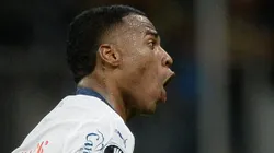 Jean Lucas, jogador do Bahia comemora seu gol com jogadores do seu time durante partida contra o Internacional no estadio Fonte Nova pelo campeonato Copa Libertadores 2025.