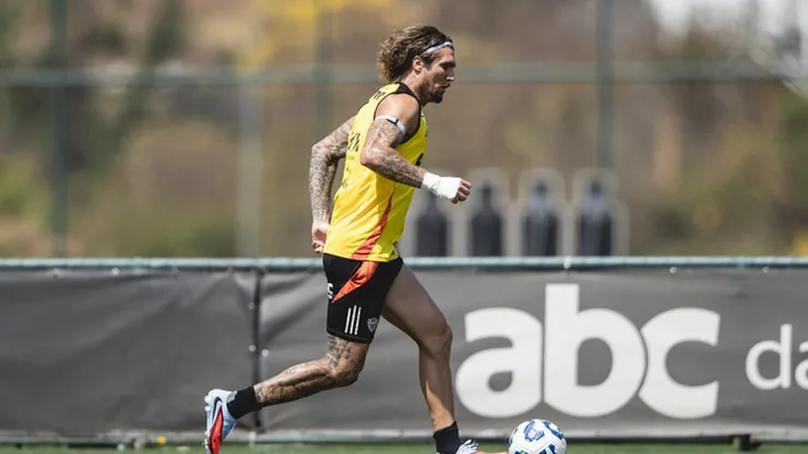 Zagueiro voltou aos treinos e pode entrar em campo contra o Cruzeiro (Foto: Pedro Souza / Atlético)