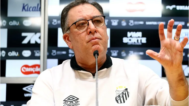 Marcelo Teixeira durante entrevista coletiva na Vila Belmiro.