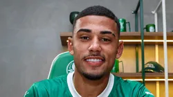 Riquelme Filipe durante renovação de contrato com Verdão. Foto: Fabio Menotti/Flickr Palmeiras.