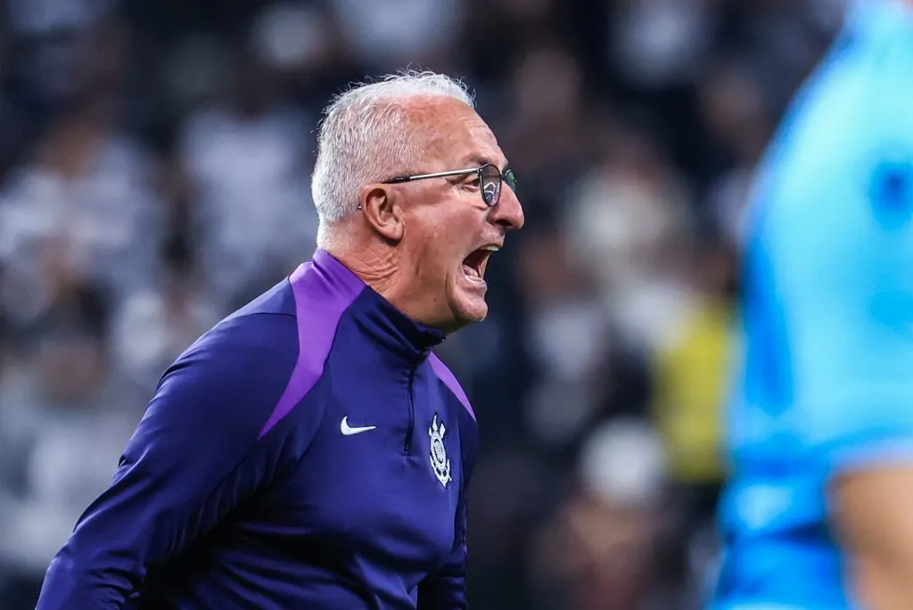 Dorival Junior tecnico do Corinthians durante partida contra o Palmeiras no estadio Arena Corinthians pelo campeonato Brasileiro A 2025. Foto: Marcello Zambrana/AGIF