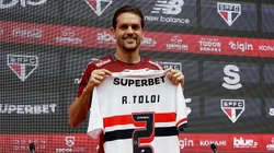 Tolói durante apresentação no CT da Barra Funda
