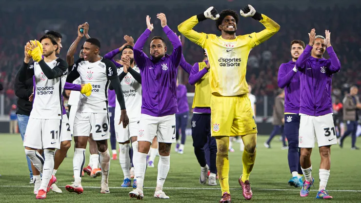 Jogadores do Corinthians comemorando diante do Athletico-PR - Foto: Giovani Baccin/AGIF