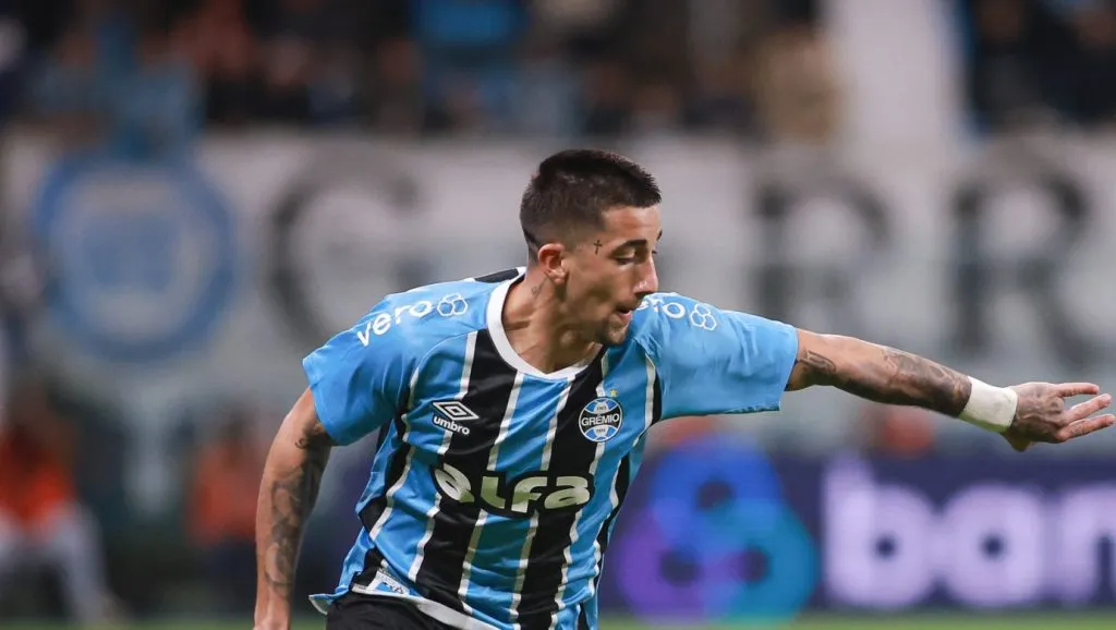 . Foto: Maxi Franzoi/AGIF – Cristian Olivera foi titular em jogo do Uruguai e retorna ao Clube Gaúcho com moral.