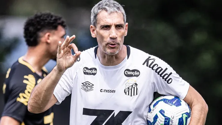 Vojvoda treina o Peixe no CT Rei Pelé