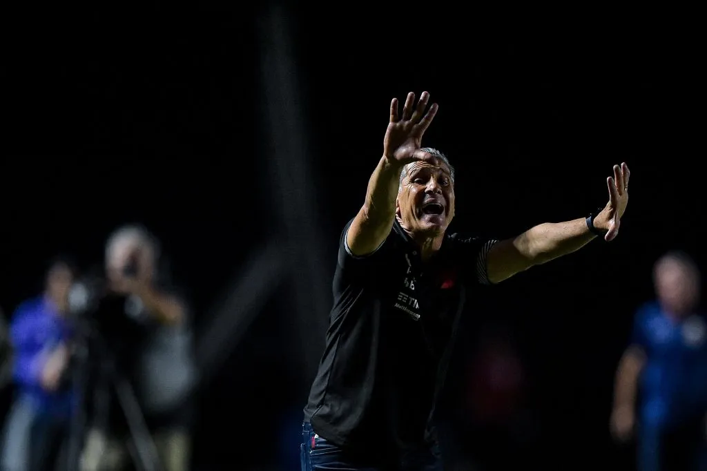 Jorginho já passou pelo rival do Flamengo, mas atualmente está desempregado - Foto: Thiago Ribeiro/AGIF.