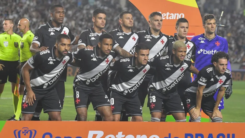 Jogadores do Vasco em campo no duelo contra o Botafogo na Copa do Brasil – Foto: Thiago Ribeiro/AGIF