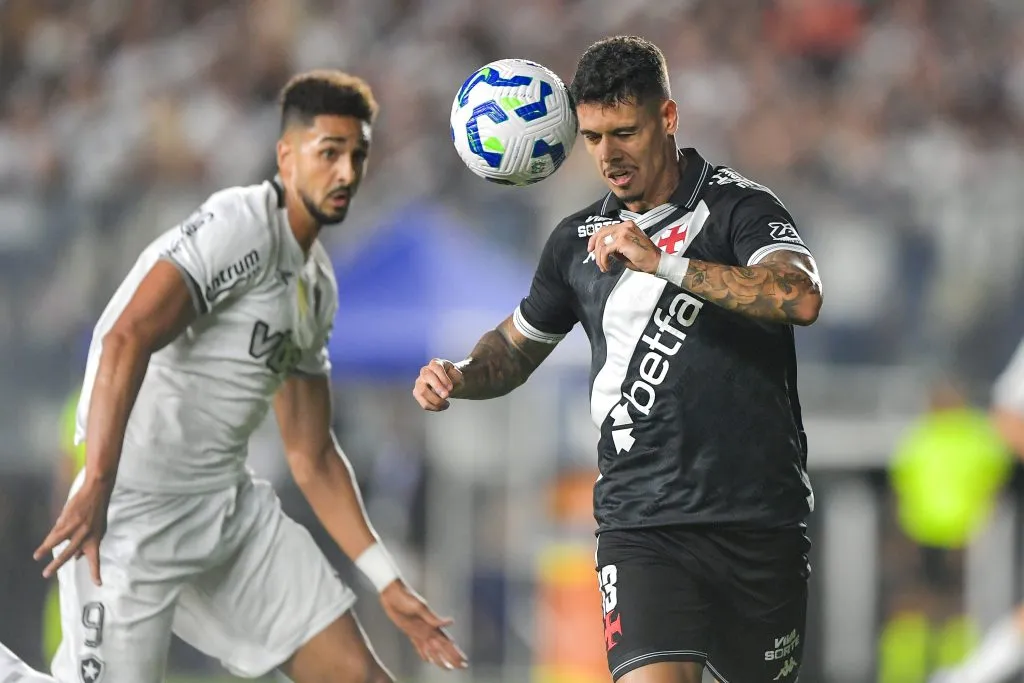 Lucas Freitas jogador do Vasco durante partida contra o Botafogo no estadio Sao Januario pelo campeonato Copa Do Brasil 2025. Foto: Thiago Ribeiro/AGIF
