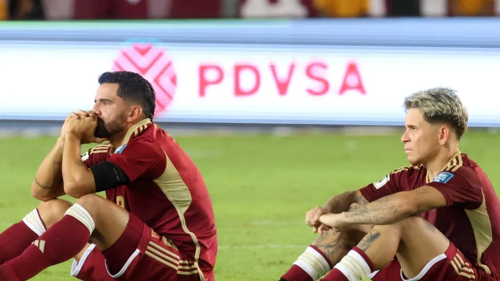 Foto: Edilzon Gamez/Getty Images – Soteldo ao lado de Tomás Rincón desolado com eliminação da Venezuela.