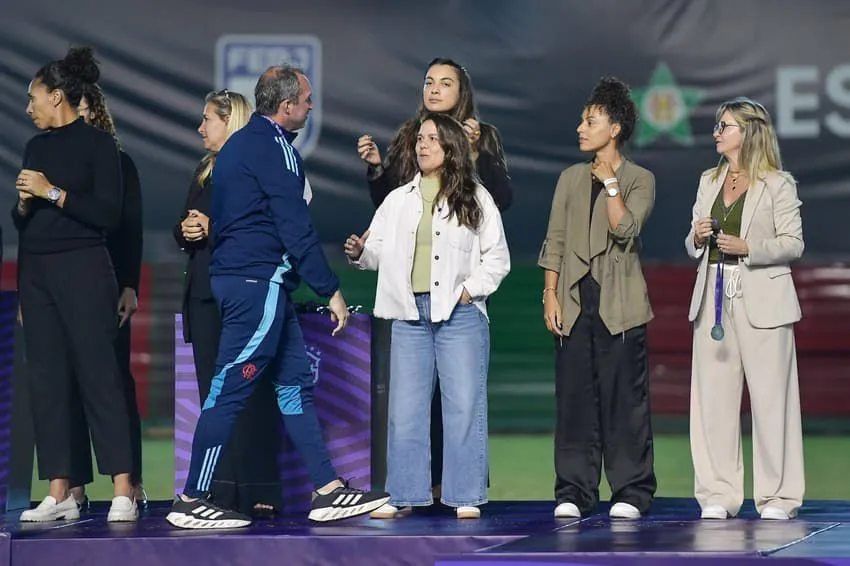 Camilla, Rilany e Cris durante premiação. Foto: Thiago Ribeiro/Staff Images Woman/CBF