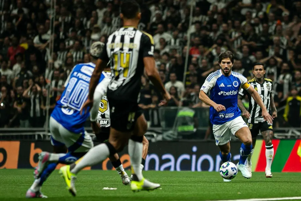 Lucas Silva jogador do Cruzeiro durante partida contra o Atlético-MG na Arena MRV pelo campeonato Copa Do Brasil 2025. Foto: Fernando Moreno/AGIF