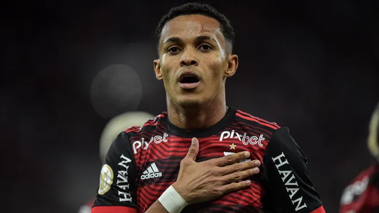 RJ - Rio de Janeiro - 30/07/2022 - BRASILEIRO A 2022, FLAMENGO X ATLETICO-GO - Lazaro jogador do Flamengo comemora seu gol durante partida contra o Atletico-GO no estadio Maracana pelo campeonato Brasileiro A 2022. Foto: Thiago Ribeiro/AGIF