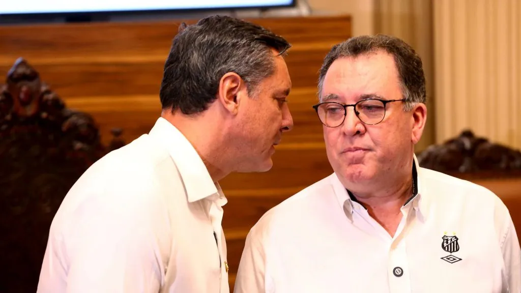 O presidente do Santos FC Marcelo Teixeira com o prefeito Rogerio Santos(Republicano) em coletiva de imprensa  na Prefeitura De Santos. Foto: Mauricio De Souza/AGIF