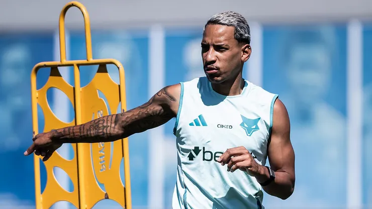 Matheus Pereira treinou faltas e deu bons sinais em treino na Toca da Raposa - Foto: Gustavo Aleixo/CEC