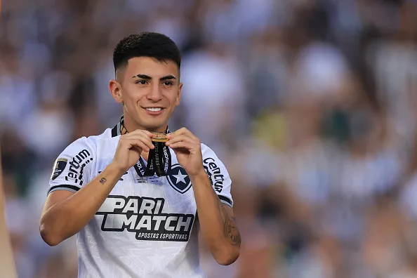 Thiago Almada, ex-Botafogo comemorando o títiulo da Copa Libertadores 2024 em vitória sobre o  Atletico-MG, em Buenos Aires, Argentina. Foto: Buda Mendes/Getty Images