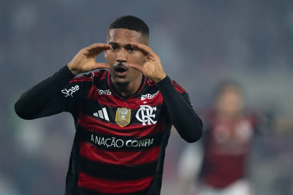 Samuel Lino, jogador do Flamengo comemora seu gol durante partida contra o Vitoria no estadio Maracana pelo campeonato Brasileiro A 2025. Foto: Jorge Rodrigues/AGIF