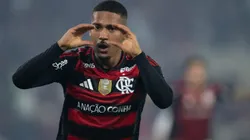 RJ - RIO DE JANEIRO - 25/08/2025 - BRASILEIRO A 2025, FLAMENGO X VITORIA - Samuel Lino jogador do Flamengo comemora seu gol durante partida contra o Vitoria no estadio Maracana pelo campeonato Brasileiro A 2025. Foto: Jorge Rodrigues/AGIF