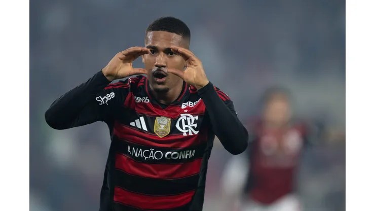 RJ - RIO DE JANEIRO - 25/08/2025 - BRASILEIRO A 2025, FLAMENGO X VITORIA - Samuel Lino jogador do Flamengo comemora seu gol durante partida contra o Vitoria no estadio Maracana pelo campeonato Brasileiro A 2025. Foto: Jorge Rodrigues/AGIF